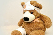 Teddy mit Verband und Pflastern